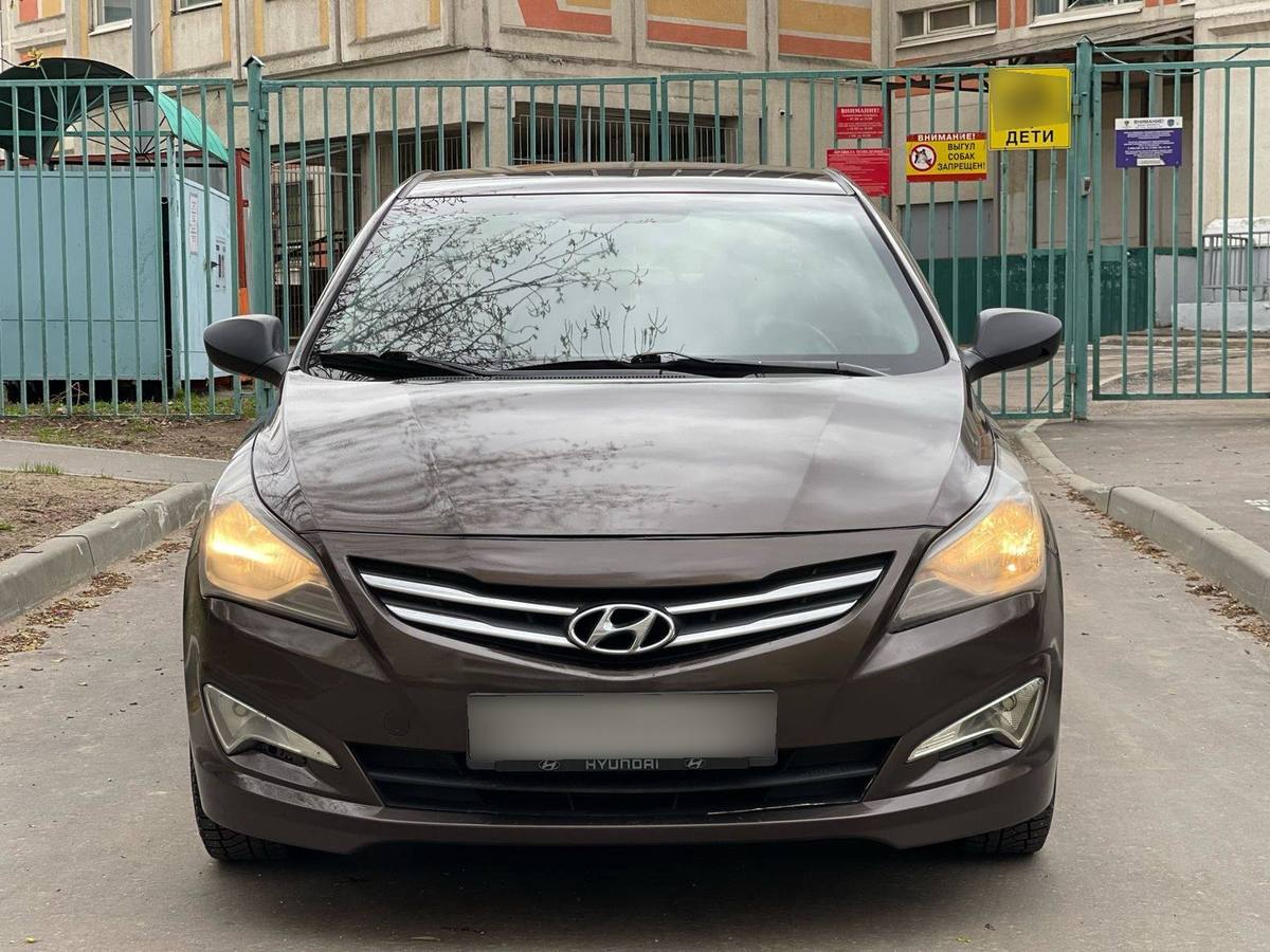 Купить Hyundai Solaris I Рестайлинг седан, 2016 года, цвет: Коричневый, за  675000 руб. в Санкт-Петербурге